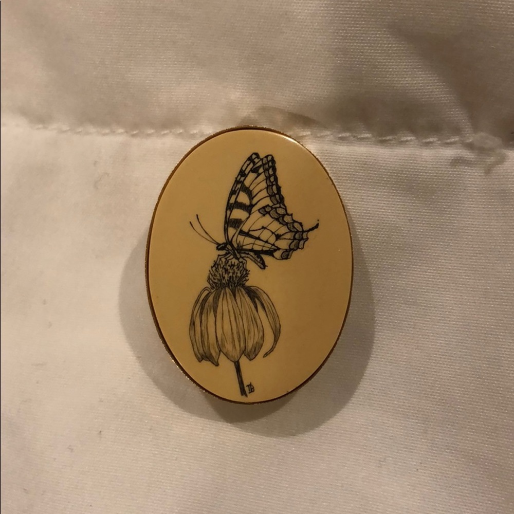 Faux Scrimshaw brooch, goldtone set.